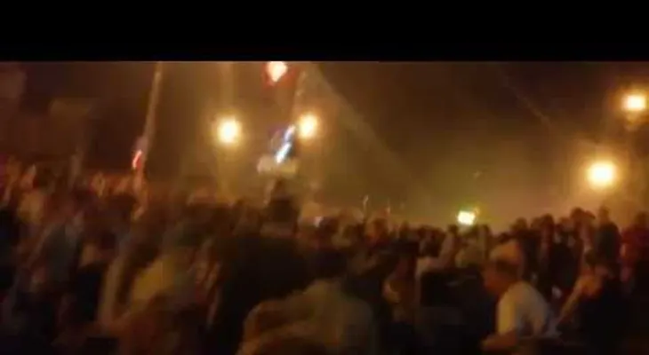 Estos fuegos artificiales caen en una multitud de personas