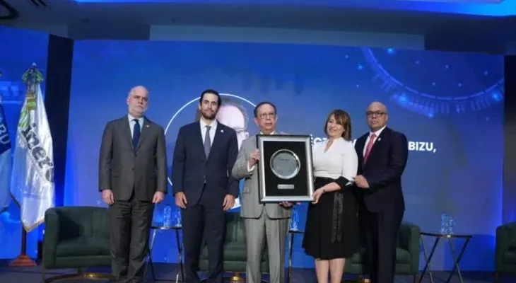 Foro Económico El Dinero reconoce al Gobernador BCRD, Valdez Albizu