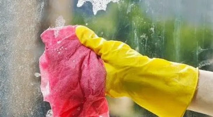  10 preparados caseros para limpiar vidrios 
