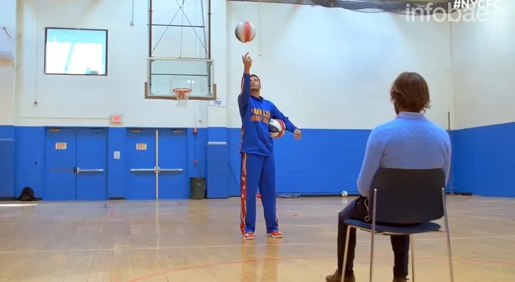 Los fantásticos trucos de los Harlem Globetrotters en el desafío de impresionar a Andrea Pirlo