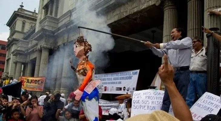Marchan para exigir renuncia de vicepresidenta de Guatemala 