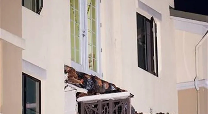 5 muertos y  8 heridos al caer balcón de un apartamento en California