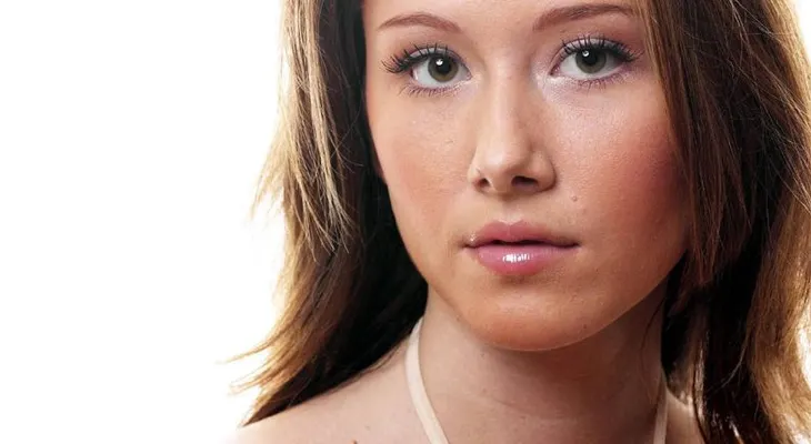 Sexy espía rusa intenta seducir a estadounidense Edward Snowden