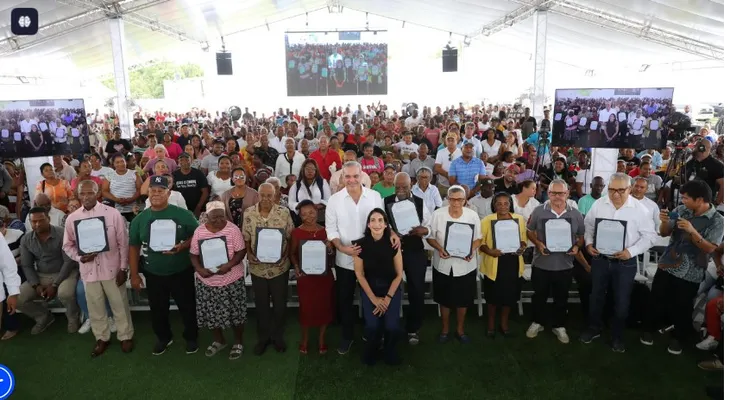 Abinader entrega 708 títulos de propiedad en Batey Palavé para 2,832 personas