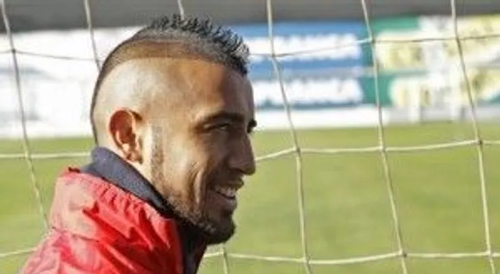 Tribunal quita licencia de conducir a jugador Arturo Vidal tras chocar borracho