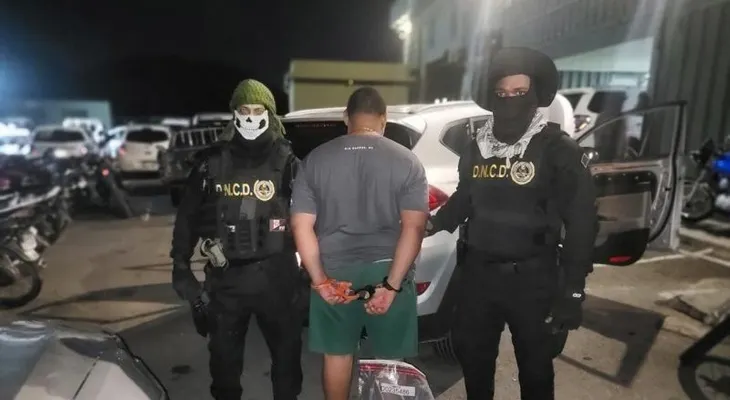 DNCD decomisa 595 paquetes de cocaína frente a costas de Baní y detiene a dos colombianos y un venezolano