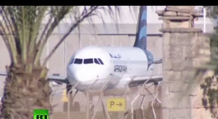 Todos los pasajeros y algunos miembros de la tripulación abandonaron avión secuestrado