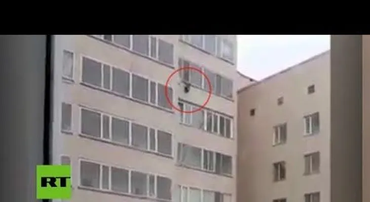 Niño cae de un décimo piso y lo atrapa vecino por otra ventana