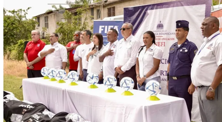 Inefi y FDF impulsan el fútbol en La Vega con entrega de balones