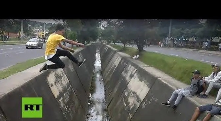 Joven intenta realizar salto y cae en un canal de desagüe (VIDEO VIRAL)