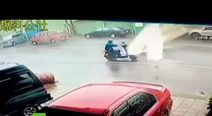 Un motociclista evita la muerte durante el supertifón Meranti