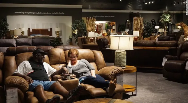 Una tienda de muebles en Houston deja que víctimas de Harvey duerman en su sala de exhibición
