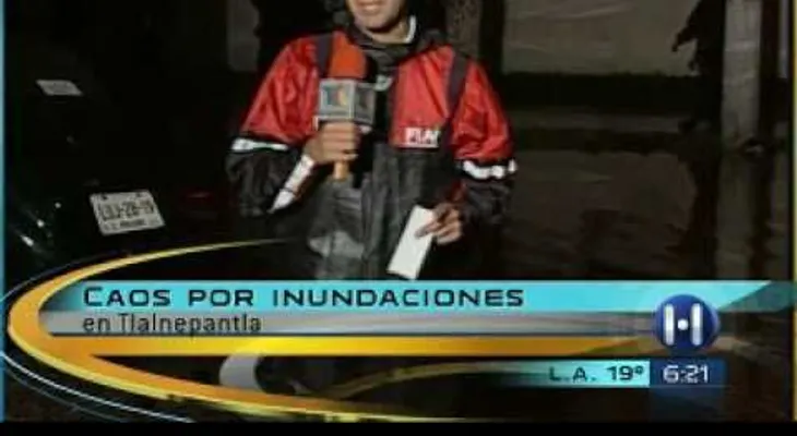 Periodista cae al agua en vivo mientras hacia reportaje