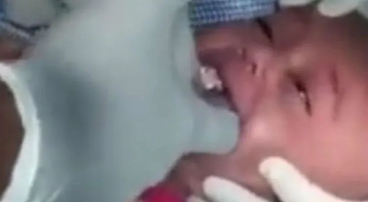 El pequeño se estaba ahogando y su papá se quedó sin aliento al descubrir la causa