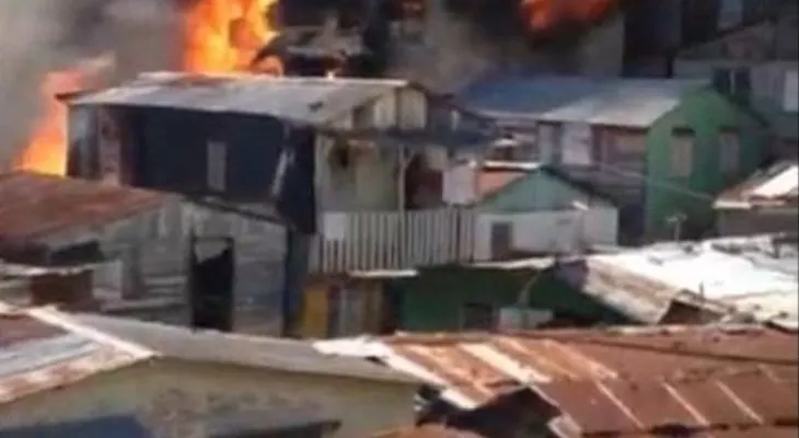 Al menos 40 viviendas afectadas por un fuego en Santiago