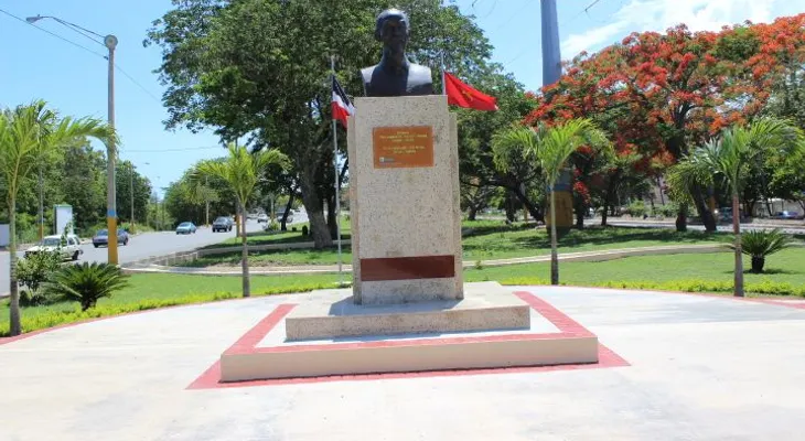 Roban tarjas en bronce en Plaza en homenaje al vietnamita Ho Chi Minh
