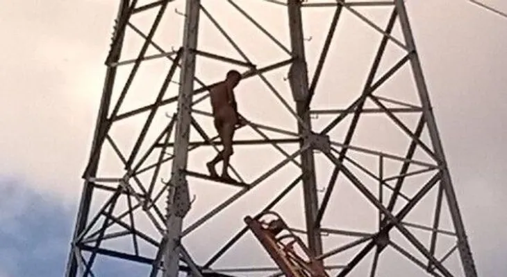Hombre desnudo se encuentra sobre torre eléctrica en Villa Mella 