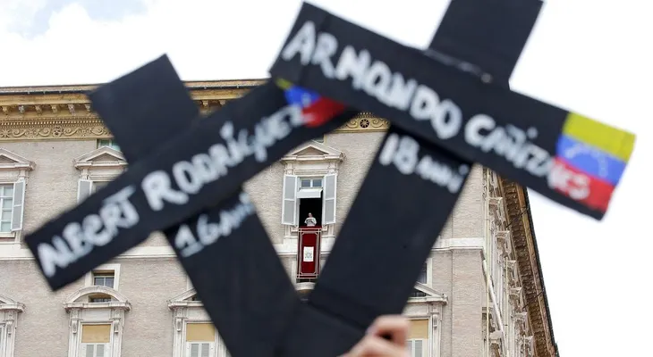Venezolanos protestaron frente al papa Francisco con los nombres de las víctimas de la brutal represión