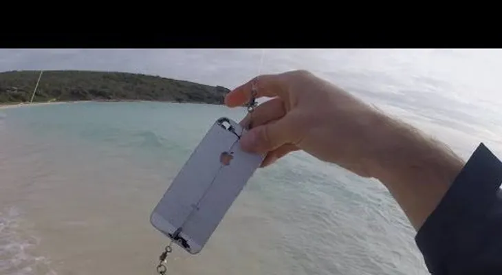 Así se pesca con un iPhone como carnada