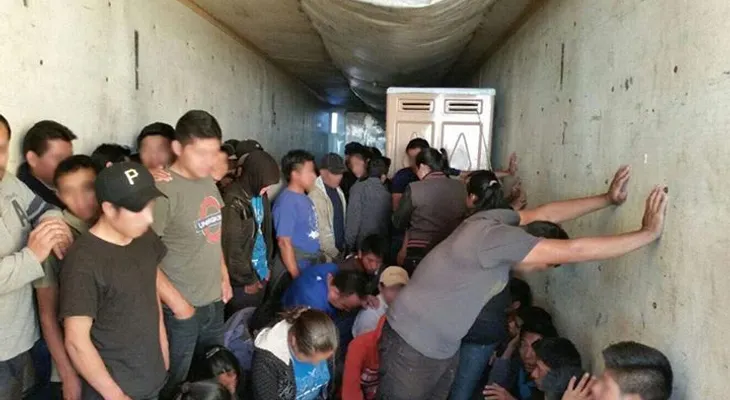 Rescatan a 150 inmigrantes hacinados en un tráiler en México