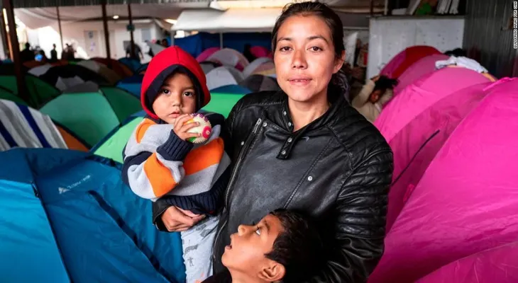 La madre migrante Gabriela Hernández se siente aliviada en el centro de detención de EE.UU. tras un viaje infernal a través de México