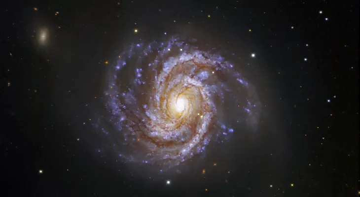 Científicos captan estertores finales de una estrella masiva en otra galaxia