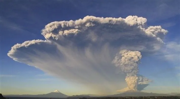 Erupción de volcán chileno Calbuco causa lluvia de cenizas 