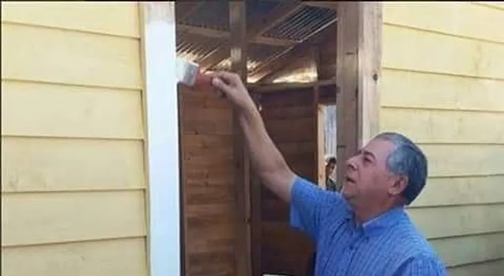 Pintándole a los pobres y besando viejitas. Lo que sea por un voto