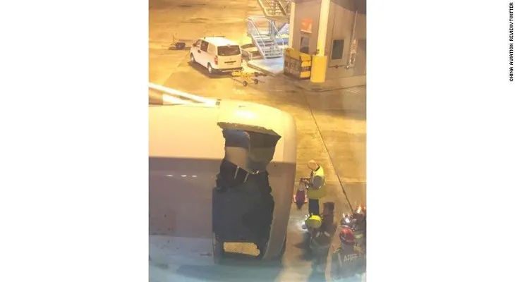 Avión aterriza de emergencia con un enorme agujero en un motor
