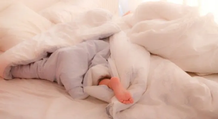 Dormir con un pie fuera de las sábanas es la solución para no sentir calor 