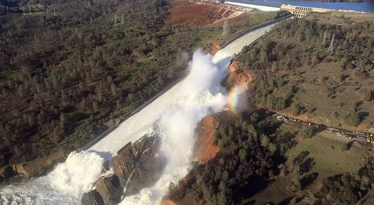 El desborde de la represa de Oroville en California obligó a la evacuación de casi 200 mil personas
