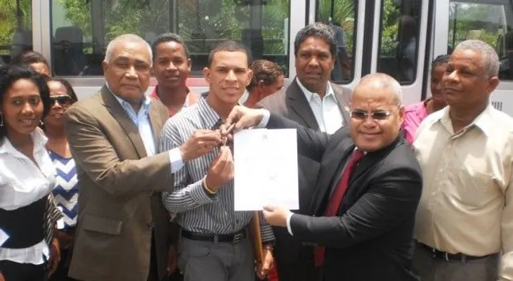 Presidencia entrega autobuses a estudiantes de Enriquillo y Ucateba, en Barahona