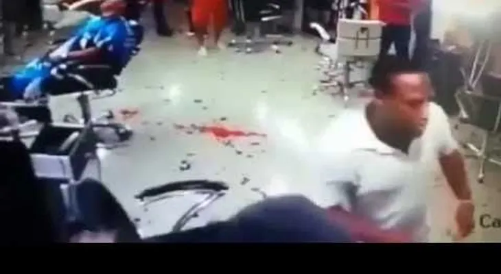 IMÁGENES EXPLÍCITAS: Matan a un hombre en una peluquería en Colombia (FUERTE VIDEO)