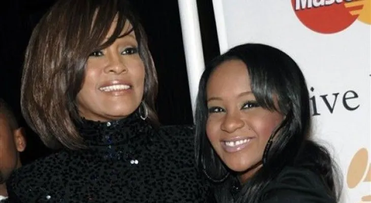 Hallan inconsciente a hija de Whitney Houston 