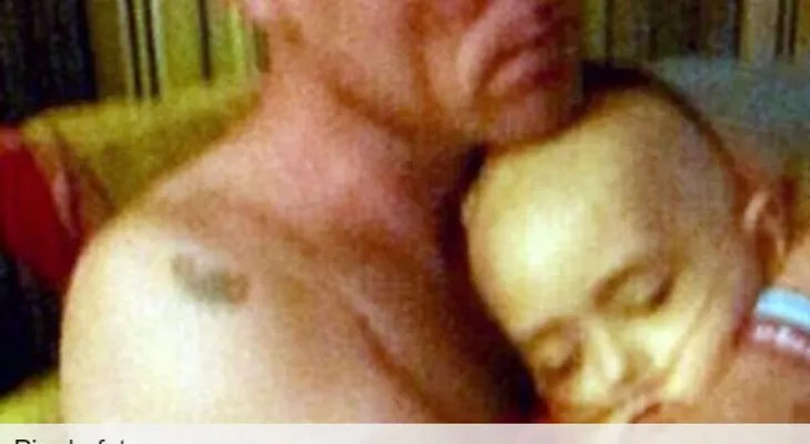 Abrazado a su padre y murió: la imagen que emociona al Reino Unido