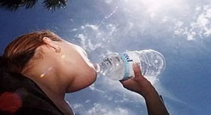 Recomiendan tomar líquido, vestir ropa ligera y no exponerse al sol por ola de calor