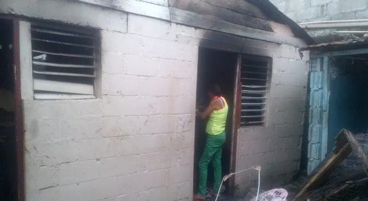 Hombre encierra a su pareja en vivienda y le prende fuego