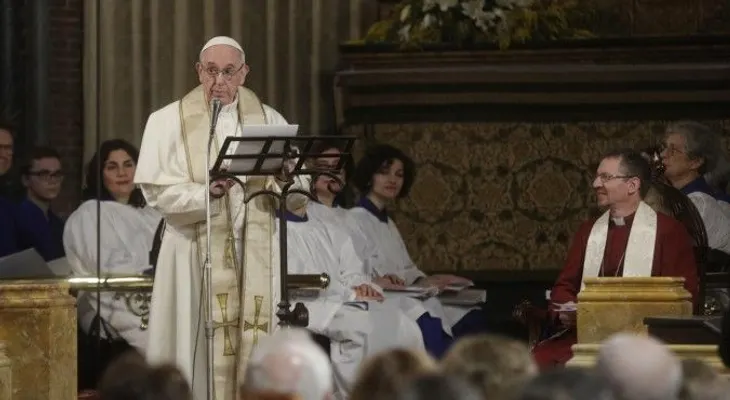 Francisco visita iglesia anglicana en Roma, la primera que hace un papa