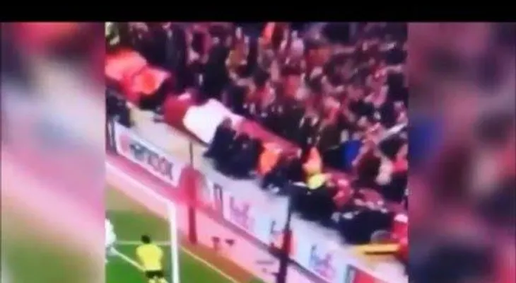 Milagro en Anfield: Se levantan de sus sillas de ruedas tras golazo del Liverpool