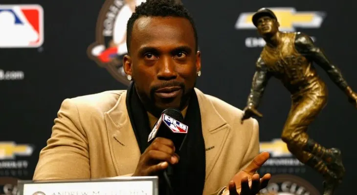 McCutchen gana el premio Roberto Clemente