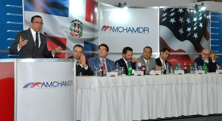 Navarro aboga por más apoyo del empresariado para impulsar la revolución educativa