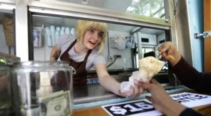 Lo que pasa con las propinas cuando sube el salario mínimo en los restaurantes