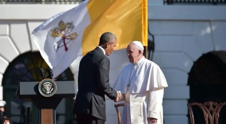 El papa urge a cambiar un sistema que excluye a millones de personas