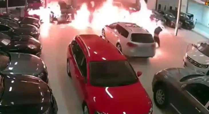 Quiso incendiar un depósito de autos de lujo y terminó prendiéndose fuego a sí mismo