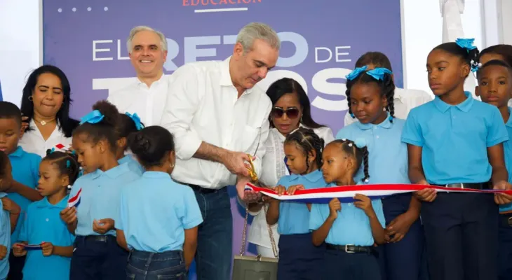 Abinader convoca a la comunidad educativa a iniciar el año escolar y inaugura techado escolar en Jimaní