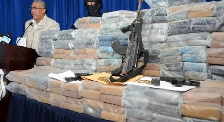 DNCD decomisa 499 paquetes de droga y fusil AK-47 en La Romana