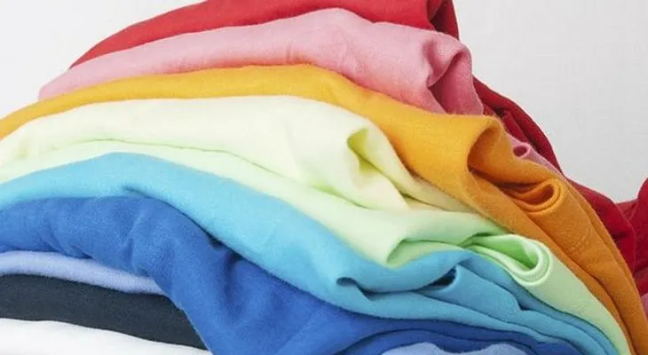 Joven inventa cómo lavar la ropa y quitarle el olor sin agua ni detergentes