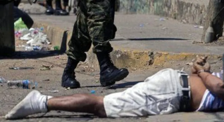 Niño palestino con una bolsa de basura a modo de chaleco antibalas se convierte en una sensación 
