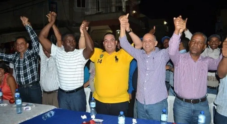 Aspirante a diputado PRM comparte cena navideña en Sabana Perdida