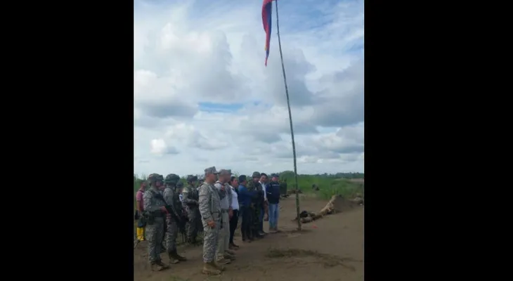 Militares venezolanos que habían instalado un campamento salen de territorio colombiano